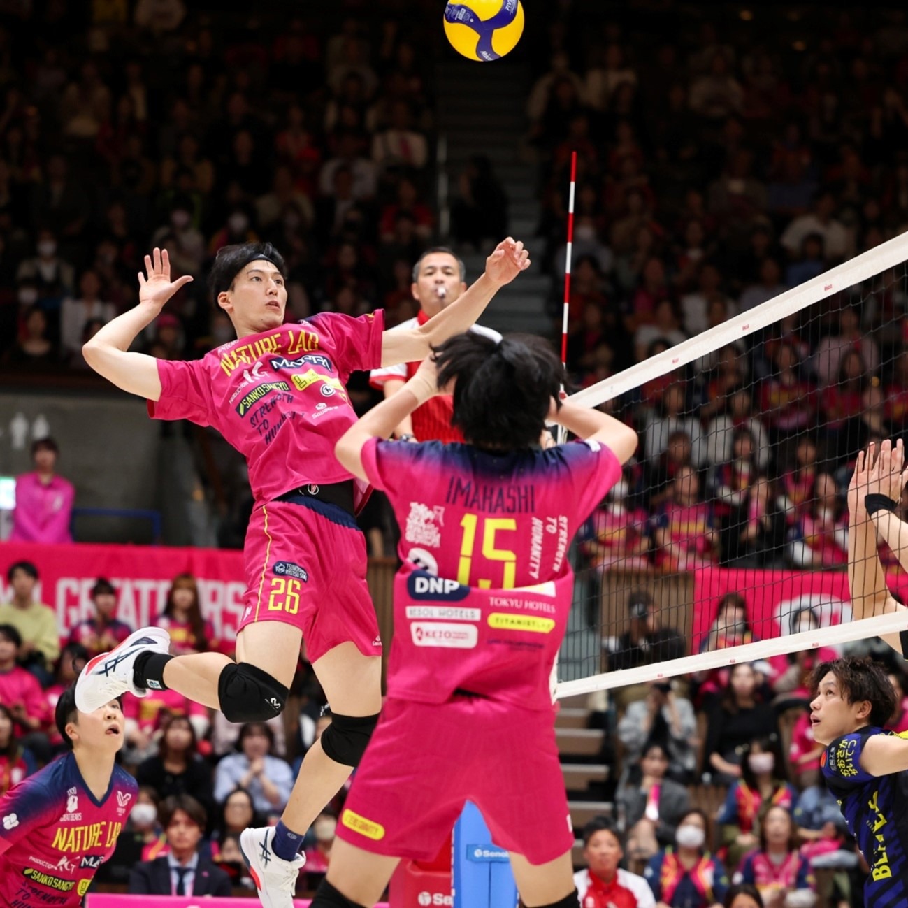 欧文背身单打得分，技术精湛